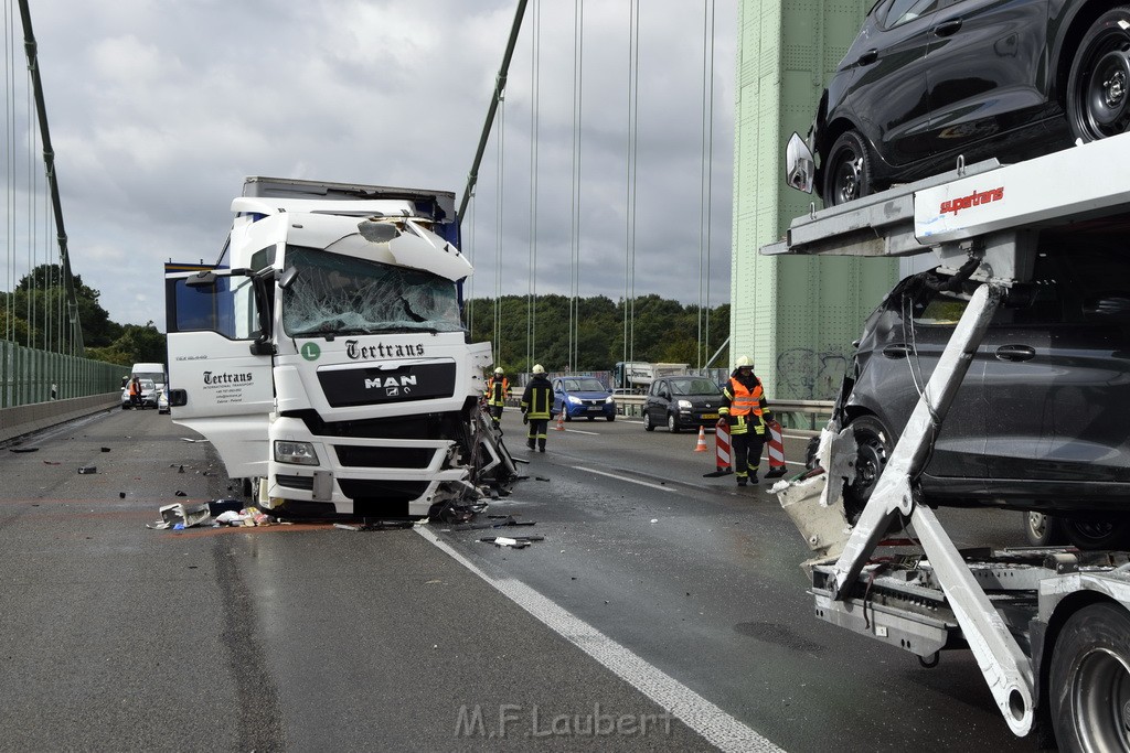 Schwerer LKW VU PKlemm A 4 Rich Olpe auf der Rodenkirchener Bruecke P156.JPG - Miklos Laubert